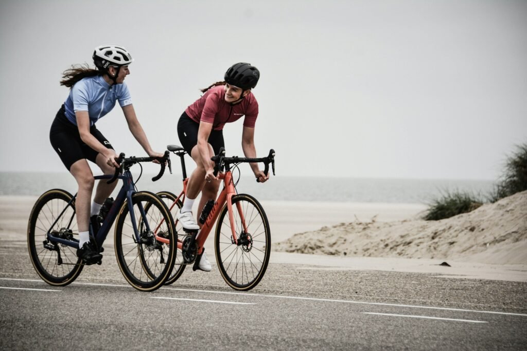 Cyclistes sur vélos de course sur une route au bord de la mer