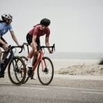 Cyclistes sur vélos de course sur une route au bord de la mer