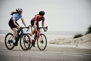 Cyclistes sur vélos de course sur une route au bord de la mer