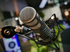 Micro de studio, illustration du clonage de voix par intelligence artificielle