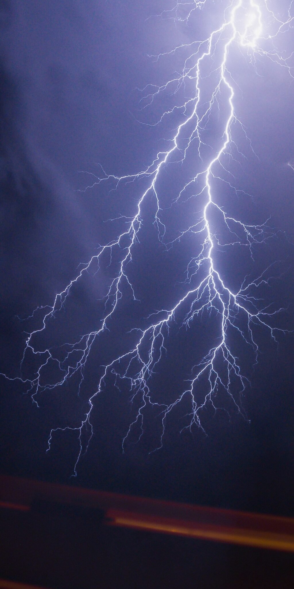 Éclairs lors d'un orage nocturne
