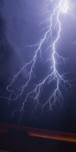 Éclairs lors d'un orage nocturne