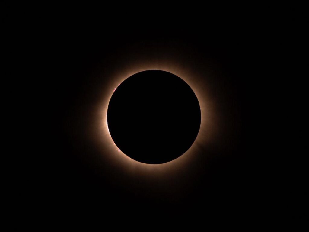 Une éclipse solaire captivante dans l'espace - Pexels 28946775