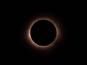 Une éclipse solaire captivante dans l'espace - Pexels 28946775