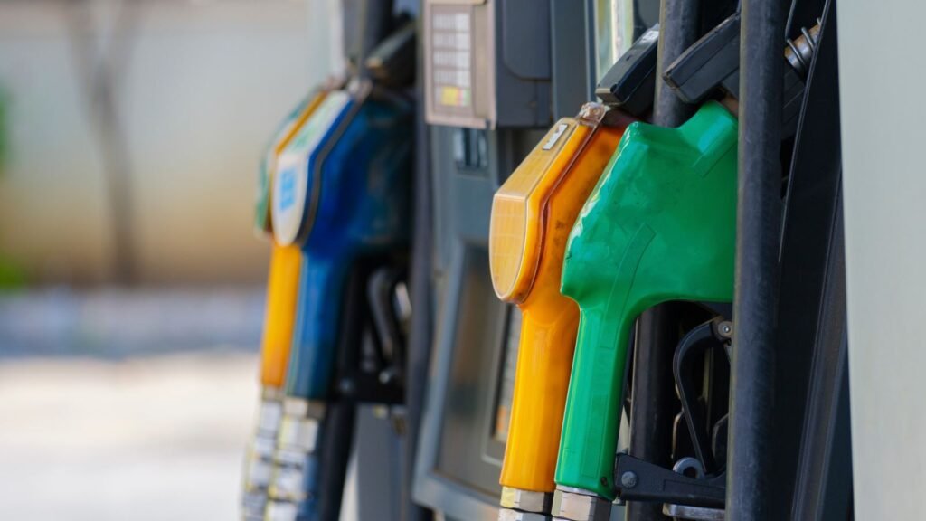 Prix des carburants : pistolets de gazole et d'essence dans une station-service, photo d'illustration