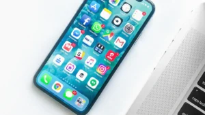Smartphone moderne épuré illustrant l'interdiction totale du démarchage téléphonique en France