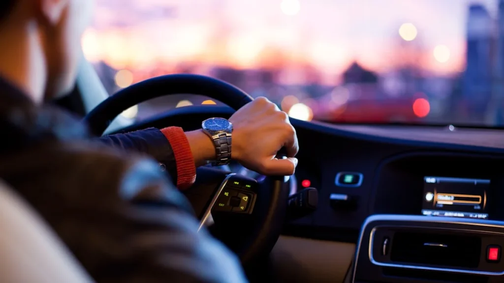 Jeune automobiliste au volant de sa voiture en ville