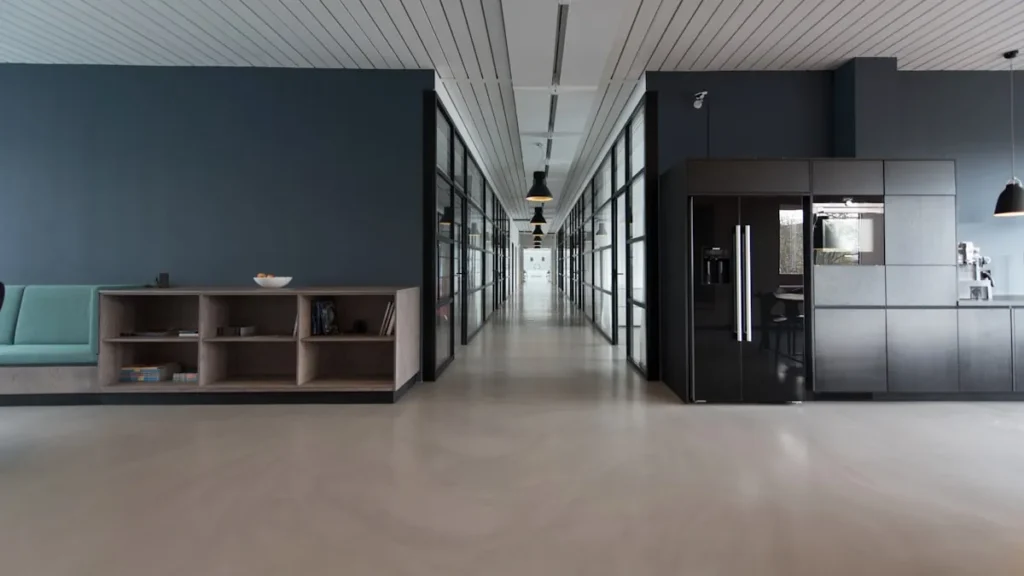 Dirigeant d'entreprise en bureau professionnel moderne analysant ses garanties chômage