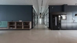 Dirigeant d'entreprise en bureau professionnel moderne analysant ses garanties chômage
