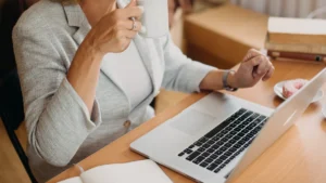 Professionnelle indépendante TNS travaillant sur son ordinateur portable