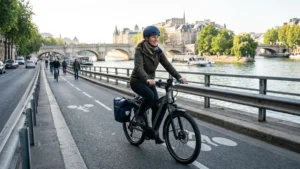 Cycliste urbaine en vélo électrique sur une piste cyclable le long de la Seine à Paris