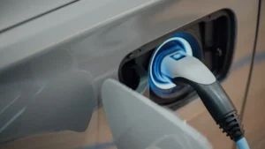 Recharge d'une voiture électrique sur borne murale IRVE résidentielle