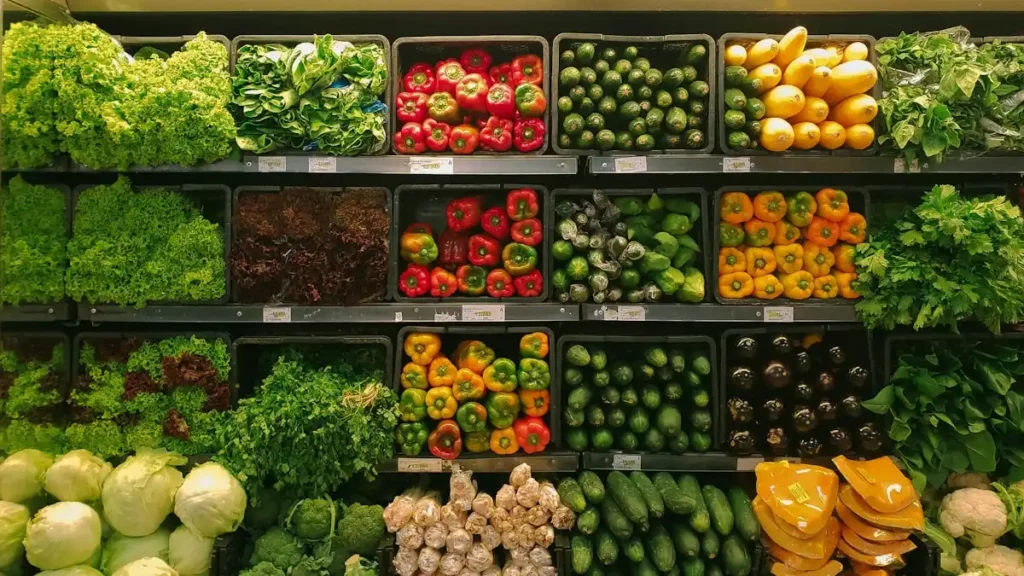 Consommateurs au marché local achetant des produits frais face à l inflation