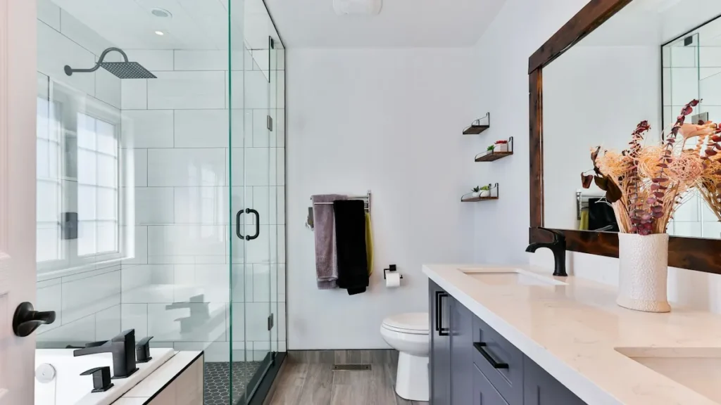 Douche sécurisée de plain-pied avec barre d'appui pour seniors et maintien à domicile