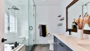Douche sécurisée de plain-pied avec barre d'appui pour seniors et maintien à domicile