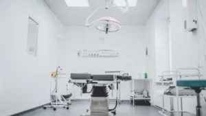 Bloc opératoire moderne en clinique spécialisée en greffe capillaire FUE