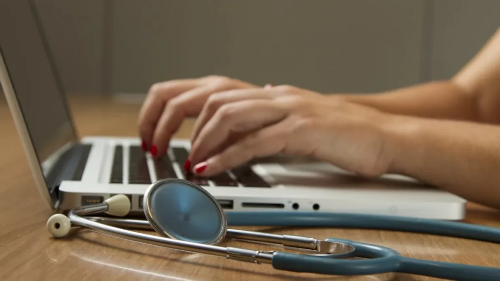 Professionnelle de santé réalisant des soins pris en charge immédiatement sans délai de carence