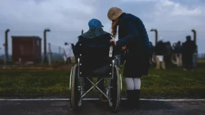 Montre connectée santé et capteur d'assistance d'urgence pour maintien à domicile