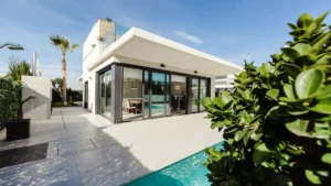 Maison contemporaine aux baies vitrées et isolation thermique pour volets roulants solaires autonomes