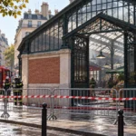 Pompiers et barrières devant le marché des Enfants-Rouges à Paris après l’incendie – image d’illustration générée par IA.